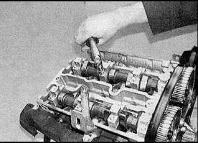5. Install the bearing caps according to their numbers (indicated by arrows).