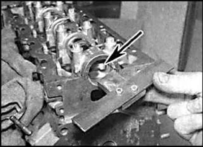 8. Insert the fuel pump lug lock pulley into the hole in the lug and move the pulley into the hole…