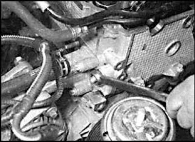 2. Unscrew the bolt securing the right engine support from the cylinder head.