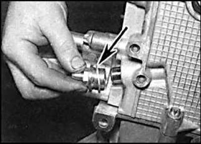 1. Lubricate the tensioner plunger with clean engine oil and insert it into the cylinder head.