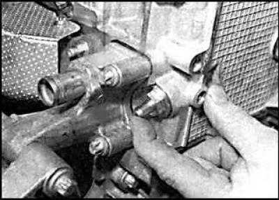 2. Install a new sealing ring to the tensioner head (indicated by the arrow).