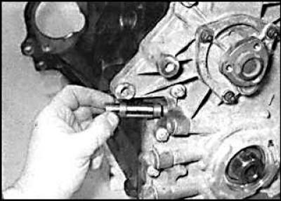 2. Unscrew the lower chain tensioner head.