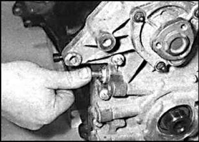 1. Lubricate the plunger (indicated by the arrow) tensioner mechanism with clean engine oil and…