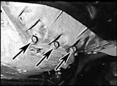 4. Odłączyć złącza elektryczne od czujników temperatury i poziomu oleju (wskazane strzałką).