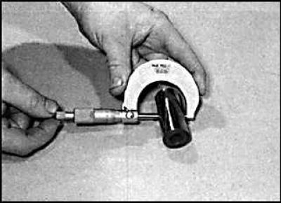 Measuring the piston pin diameter