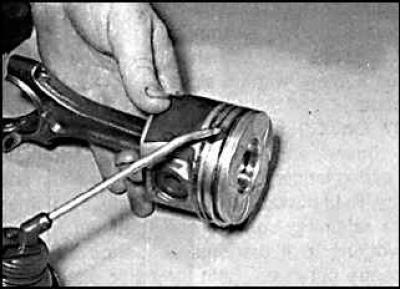 1. Clean the back of the connecting rod bearing and the area where it fits into the connecting rods…