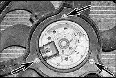 8. Disconnect the fan shroud from the lower mount and remove the shroud together with the fan.