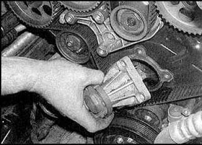 3. Unscrew and remove the water pump bolts. Mark the correct installation position of all bolts.