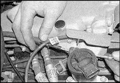 1. Release the retaining clip and disconnect the cable from the throttle lever.