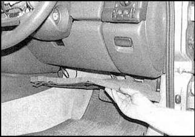 2. Remove the cable sheath from the mounting bracket.