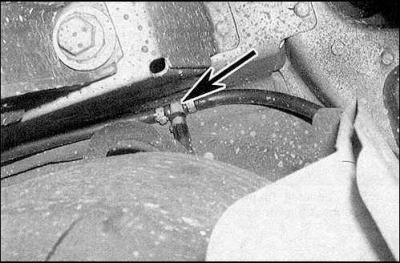 6. Remove the fuel pump cover and disconnect the connection connector.