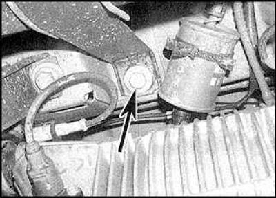 7. Disconnect the fuel and vent hoses from the tee (indicated by the arrow) fuel tank.