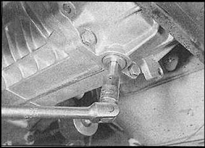2. Thoroughly clean the area around the filler plug. Unscrew the plug and remove the sealing washer.