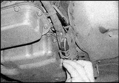 5. Disconnect the switch wire from the connector. Disconnect the connector from the transmission.