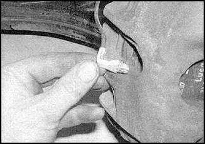 1. Check the thickness of the pads through the hole in the brake caliper.