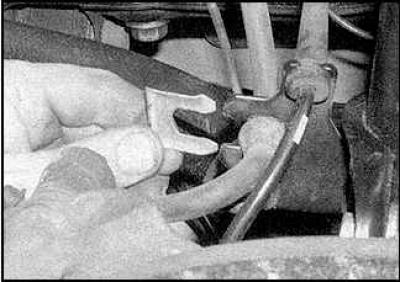 2. If the pads need to be replaced, remove the wear sensor.