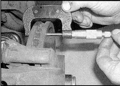 2. Check the runout of the brake disc.