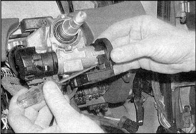 2. Зніміце верхні кажух рулявой калонкі.