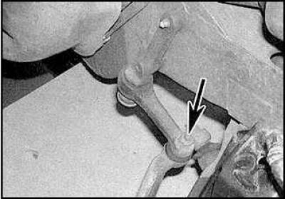 6. Пазначце становішча ўстаноўкі цэнтральнай рулявой цягі (паказана стрэлкай, рухавік і каробка…