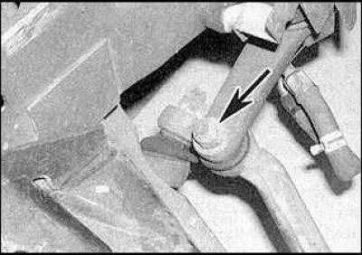 7. Адкруціце гайку (паказана стрэлкай) мацаванні цэнтральнай рулявой цягі да рулявой сошкі.