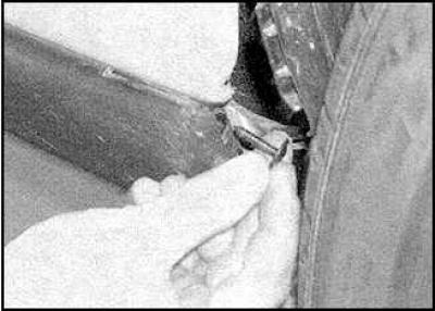 2. Otpustite pričvrsne vijke i uklonite reflektore s donje strane stražnjih prednjih svjetala.