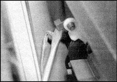 4. Scoateți mânerul de pe ușă. Deconectați conectorul de conectare dacă este necesar.