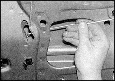 4. Deconectați conectorul de conectare a închiderii centralizate.