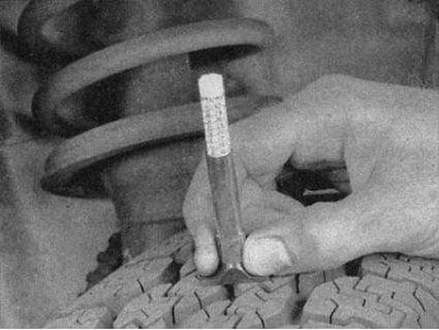 Для вызначэння зносу шыны выкарыстоўвайце вымяральнік глыбіні пратэктара - яны прадаюцца ў крамах…