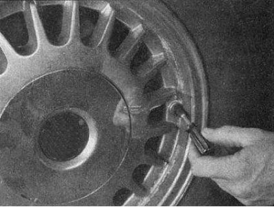 3a. Старанна правярайце шыну на наяўнасць парэзаў, праколаў і якія захраслі цвікоў або кнопак.…