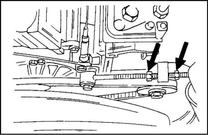 Стрэлкі паказваюць на контргайкі нацяжной шрубы рэгулявання клінавага рамяня (рухавік 2.4 л).