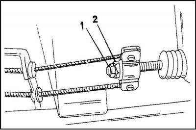 3. Ослабьте гайку (1) регулировочной тяги и затяните регулировочную гайку (2), чтобы натянуть трос.…