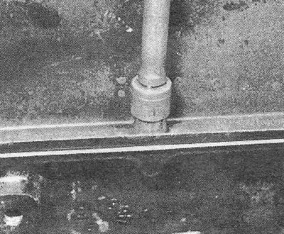 Фотографија 10.6. Затезање једног од вијака картера (мотор окренут наопачке).