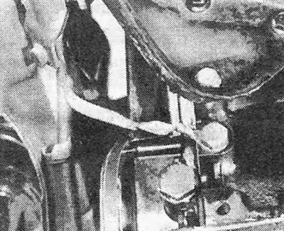 Foto 19.17. Uzemnenie motora k spodnej časti karosérie.