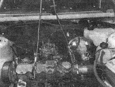 Obrázok 1.10. Zaveste motor na zdviháky.