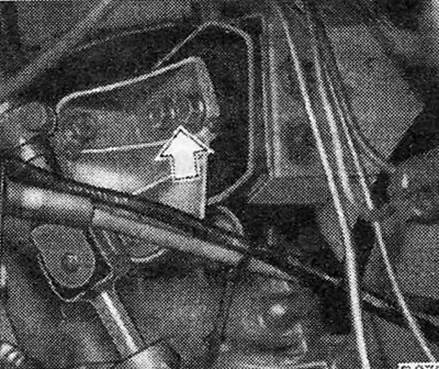 Obrázok 1.18. Matice ľavého zadného držiaka motora (znázornené šípkami).
