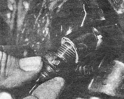 Fotografija 27.3. Prekidač tlaka ulja s podloškom (motor 1.3).