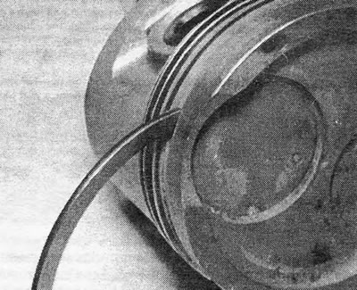 Фотографија 32.18. Чишћење жлеба клипног прстена.
