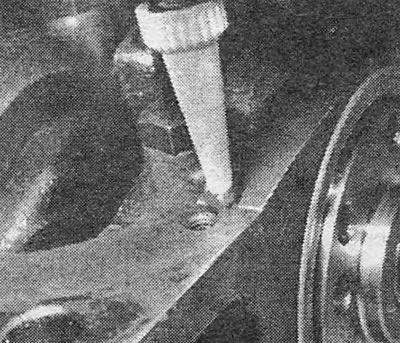Fotografia 34.10B. Vstrekovanie vulkanizačného lepidla/tmelu s izbovou teplotou do drážok v zadnom…