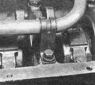 Fotografia 34.27B. Držiak nosnej trubice zberného potrubia oleja.