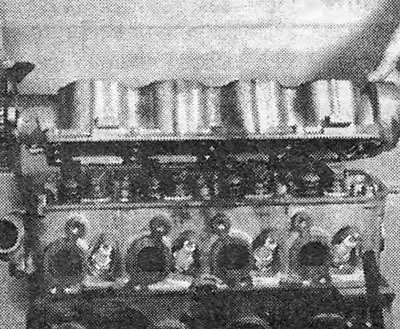 Foto 34.53. Inštalácia krytu vačkového hriadeľa.