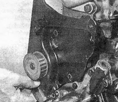 Foto 34.56. Inštalácia krytu remeňa zadného vačkového hriadeľa.