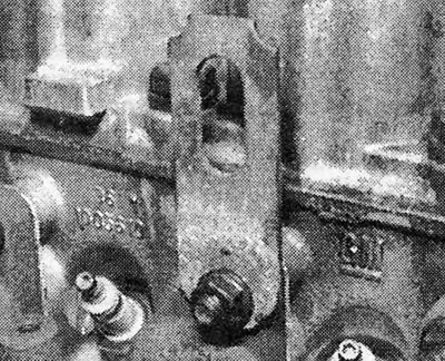 Fotografia 34.61B. Zdvíhacie oko motora, stojace na čape výfukového potrubia.