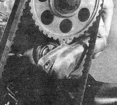 8.4A. kép. A termosztátház eltávolítása (motor 1.3).
