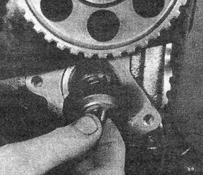 8.4B. kép. A termosztát eltávolítása a tömítőgyűrűvel együtt (motor 1.3).