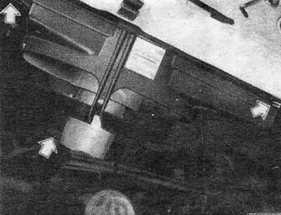 2.2. ábra. Ventilátorburkolat rögzítőcsavarjai és a ventilátormotor kábelcsatlakozója - nyilakkal…