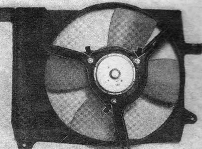 2.4. ábra. Ventilátormotor rögzítőanyái (nyilakkal jelölve)