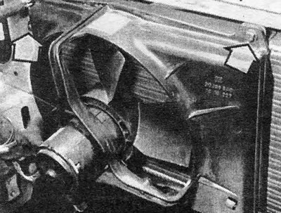 11.3. kép: Ventilátor összeszerelve burkolattal. A ventilátort a házhoz rögzítő két csavart nyilak…