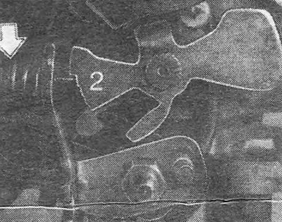 Figure 3.10. Fast idle speed screw (shown by arrow) rests on the second highest ledge of the cam (2)