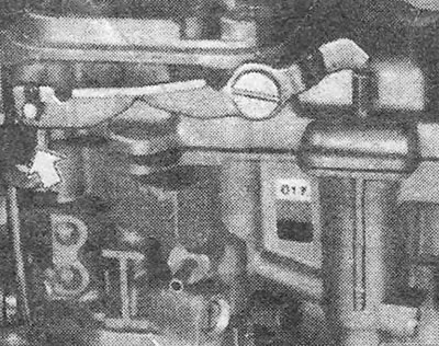 Figura 3.24. Conectarea tijei la maneta pompei de accelerație (indicat de săgeată) — Carburator GM…
