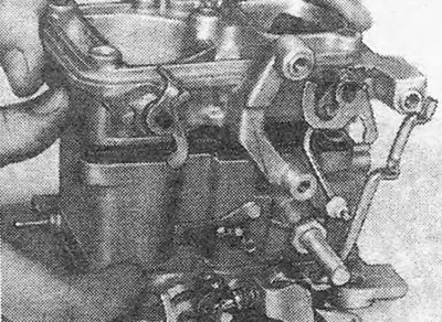Figura 3.26. Demontarea capacului carburatorului GM Varajet